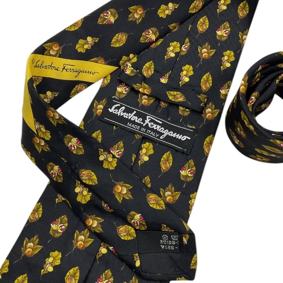 SALVATORE FERRAGAMO Black Fruit Leaf Silk LUXURY Tie ITALY - Picture 3 of 4